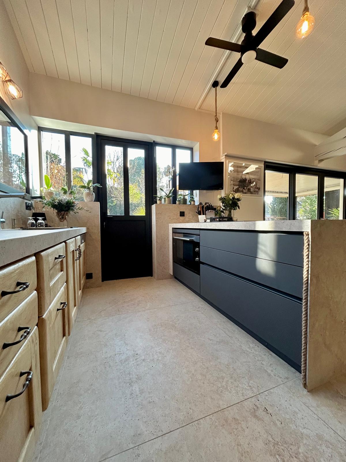 Travertine-effect stoneware kitchen and worktop Travertine-effect stoneware kitchen and worktop